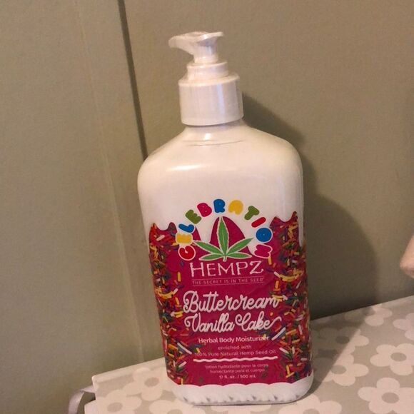 Hempz buttercream vanilla cake herbal body moisturizer - Picture 1 of 5